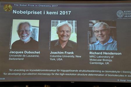 ノーベル化学賞を受賞した３氏。左からスイスのジャック・デュボシェ、米のヨアヒム・フランク、英のリチャード・ヘンダーソンの各氏＝４日、ストックホルム（ロイター）