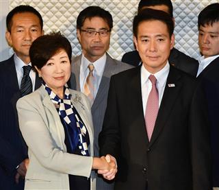 会談後、握手して記念撮影に応じる希望の党代表の小池百合子東京都知事（左）と民進党の前原誠司代表（右）＝５日午前、東京都新宿区（佐藤徳昭撮影）