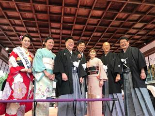 （右から）前垣壽宏会長と、新たに酒サムライとなった愛葉宣明、落合雪乃、森田隼人、ミッキー・チャン、モニカ・サミュエルの各氏、ミス日本酒の田中梨乃さん＝９月２７日、京都市西京区の松尾大社