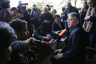 自宅敷地内で取材に応じるカズオ・イシグロさん（右）＝５日、ロンドン（ＡＰ）