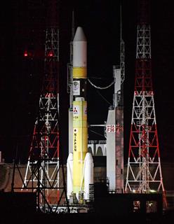 みちびき４号機を載せ、発射場に移動したＨ２Ａロケット３６号機＝９日夜、鹿児島県の種子島宇宙センター