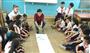 サントリーペプシコベトナムがハノイ近郊の小学校で実施した環境教育「水育」の講師の話に耳を傾ける小学生ら（サントリーＨＤ提供）