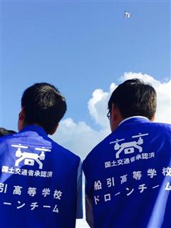 青いビブスを着てドローンを飛ばす船引高校ドローンチームのメンバー