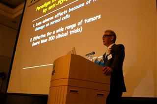 大賞を受賞した京大高等研究院の本庶佑特別教授による記念講演＝１１日、横浜市西区のパシフィコ横浜