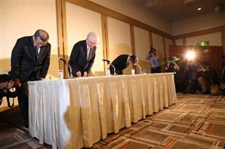 性能データの改竄問題などで会見する神戸製鋼所の川崎博也会長兼社長（左から２人目）ら＝１３日午後、東京都港区（飯田英男撮影）