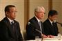 性能データの改竄問題などで会見する神戸製鋼所の川崎博也会長兼社長（中央）ら＝１３日午後、東京都港区（飯田英男撮影）