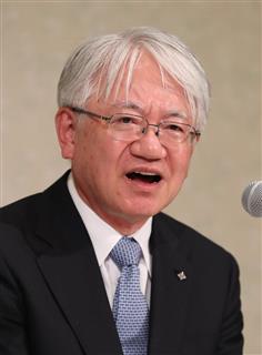 性能データの改竄問題などで会見する神戸製鋼所の川崎博也会長兼社長＝１３日午後、東京都港区（飯田英男撮影）