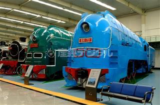 “幻の超特急”と呼ばれた南満州鉄道「あじあ」号を牽引した、蒸気機関車「パシナ」757号(左)と751号。中国・瀋陽に保存されていることがわかった=遼寧省瀋陽市 “幻の超特急”と呼ばれた南満州鉄道「あじあ」号を牽引した、蒸気機関車「パシナ」757号(左)と751号。中国・瀋陽に保存されていることがわかった=遼寧省瀋陽市