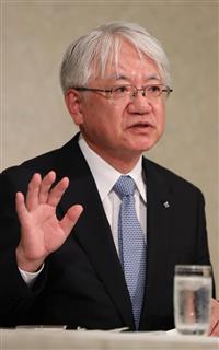 性能データの改竄問題などで会見する神戸製鋼所の川崎博也会長兼社長＝１３日午後、東京都港区（飯田英男撮影）