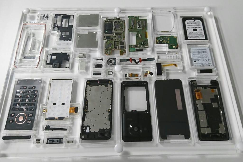 携帯電話の分解標本。リサイクル金属をメダルの材料に再利用する