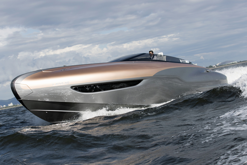 三河湾を駆ける「レクサス・スポーツヨット・コンセプト」。流麗なフォルムが美しい