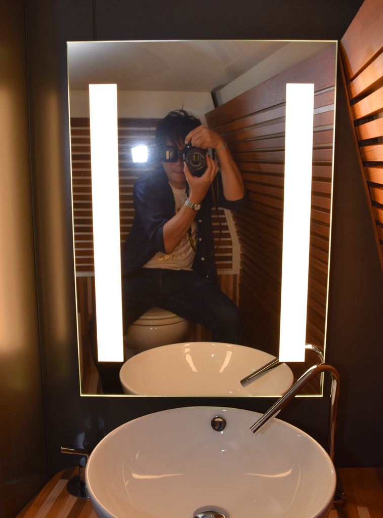 ミラーの中にライトが…（撮影・大竹信生）