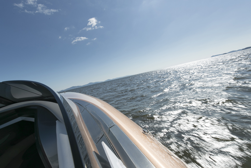 最高速度は４３ノット（約８０キロ）に達する