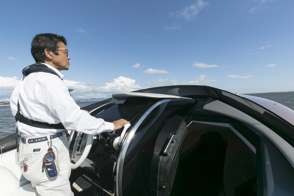 「レクサス・スポーツヨット・コンセプト」の操縦席。その右にはキャビンにつながる階段がある