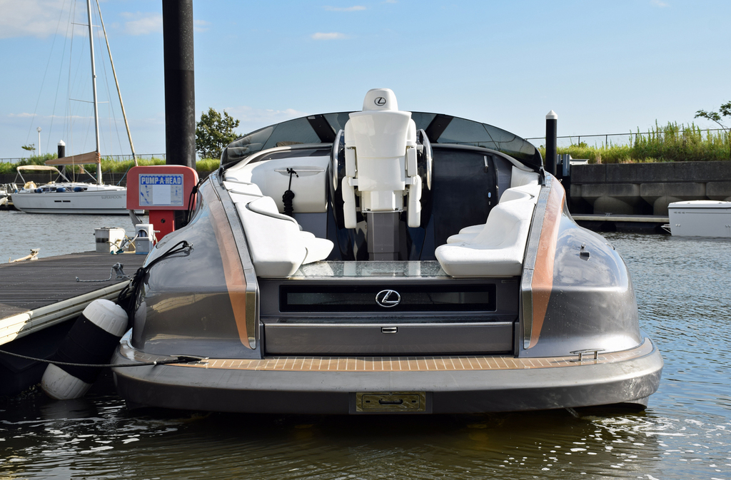 ヨットハーバーで給油中の「レクサス・スポーツヨット・コンセプト」（撮影・大竹信生）