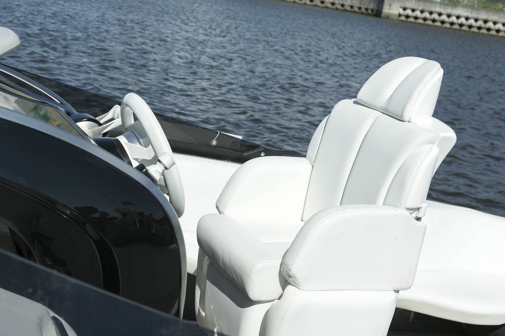 「レクサス・スポーツヨット・コンセプト」の操縦席