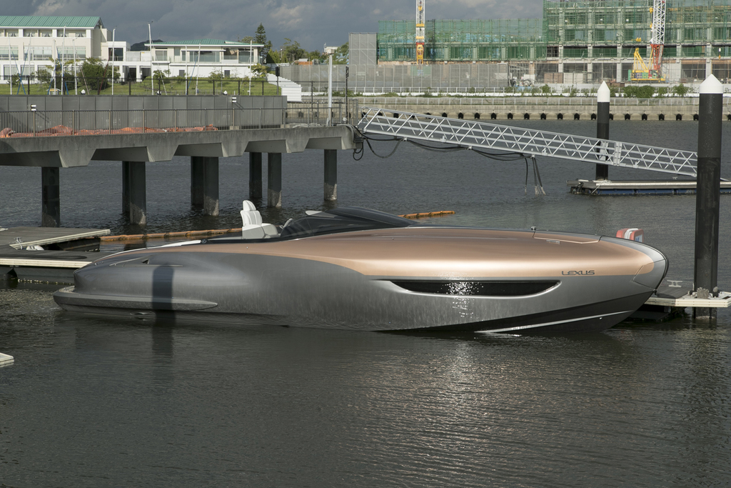 ハーバーに戻り給油する「レクサス・スポーツヨット・コンセプト」