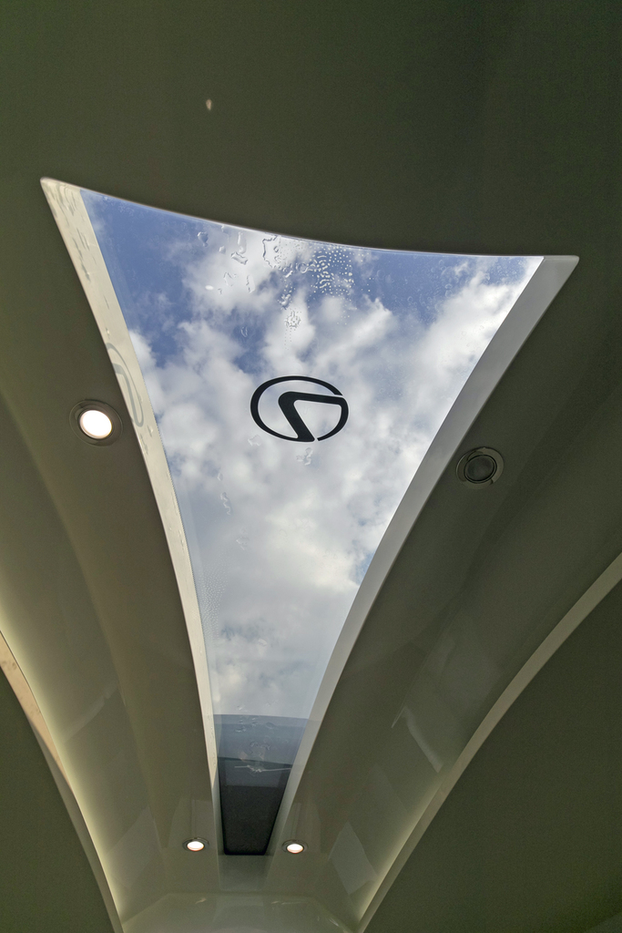 天窓の「Ｌ」のロゴは、光が入ることでフローリングにも映し出される