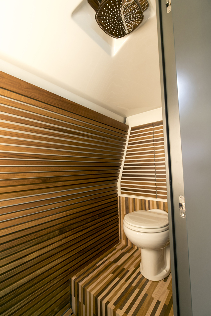 木材をふんだんに使用したＷＣ兼シャワールーム。シャワーは高級ホテルに多いオーバーヘッドタイプだ