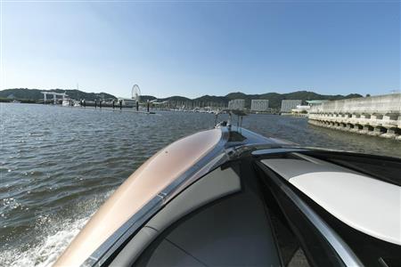 ラグナマリーナとレクサスボート。写真のようにハッチから顔を出すこともできる