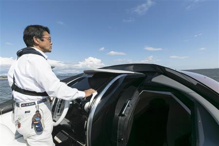 「レクサス・スポーツヨット・コンセプト」の操縦席。その右にはキャビンにつながる階段がある