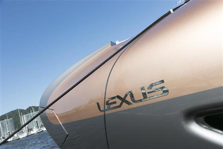 船首に踊る「ＬＥＸＵＳ」の文字