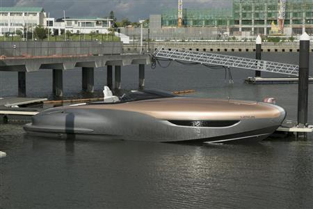 ハーバーに戻り給油する「レクサス・スポーツヨット・コンセプト」