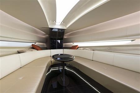 品のあるキャビン。天窓やＵ字型ソファ、ブラックガラスのフローリングが特徴だ