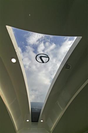 天窓の「Ｌ」のロゴは、光が入ることでフローリングにも映し出される