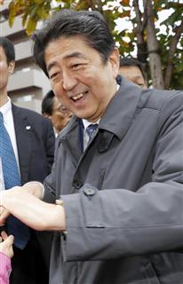 札幌市で聴衆と握手をする自民党総裁の安倍晋三首相