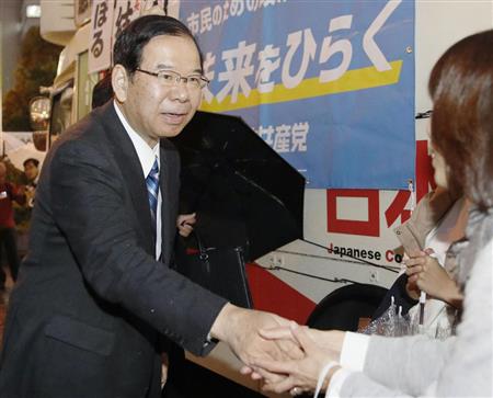 有権者に支持を訴える共産党の志位委員長＝１５日午後、大阪市