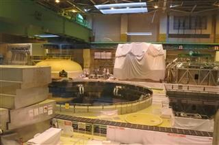定期検査中のため燃料棒を取り出し、格納容器も外した東京電力柏崎刈羽原発６号機の原子炉＝１６日、新潟県