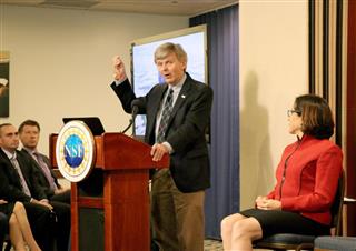 中性子星の合体で発生した重力波を観測したと発表するライツィー博士＝１６日、ワシントン（共同）