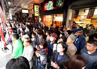 衆院選候補者の街頭演説を聞く有権者ら＝１５日、東京都台東区