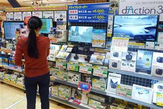 ドライブレコーダーが並ぶ自動車用品店「スーパーオートバックス東京ベイ東雲」の売り場＝東京都江東区