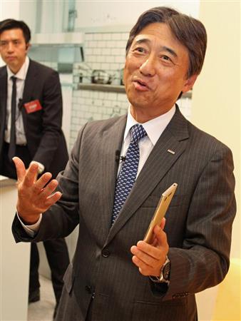 報道陣の前で、スマホを使って音楽アプリを起動するデモンストレーションを行った吉澤社長＝１８日