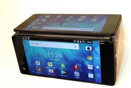 地図を表示するＮＴＴドコモのスマートフォン「Ｍ（エム）」