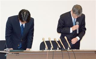 記者会見で謝罪する名古屋大病院の石黒直樹院長（右）ら＝１９日午後、名古屋市