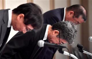 データ改ざん問題の会見で頭を下げる神戸製鋼所の(左から)山本浩司常務、梅原尚人副社長、勝川四志彦常務=20日午後、東京都港区(宮崎瑞穂撮影) データ改ざん問題の会見で頭を下げる神戸製鋼所の(左から)山本浩司常務、梅原尚人副社長、勝川四志彦常務=20日午後、東京都港区(宮崎瑞穂撮影)