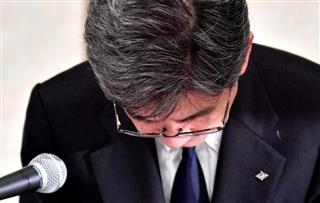 データ改ざん問題の会見で頭を下げる、神戸製鋼所の梅原尚人副社長＝２０日午後、東京都港区（宮崎瑞穂撮影）