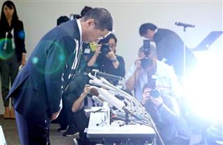 記者会見で頭を下げる日産自動車の西川広人社長＝１９日、横浜市西区（福島範和撮影）