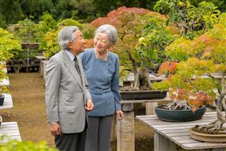 皇居内の大道庭園を散策される天皇、皇后両陛下＝９月２７日（宮内庁提供）