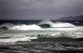 台風と秋雨前線で大荒れの太平洋＝１０日、宮崎県日南市の日南海岸（撮影・山下香）