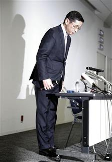 19日、再度発覚した無資格検査問題を説明する記者会見で、謝罪する日産自動車の西川広人社長=横浜市西区 19日、再度発覚した無資格検査問題を説明する記者会見で、謝罪する日産自動車の西川広人社長=横浜市西区