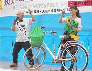 タレントのタージン氏が「ひったくり撲滅キャンペーン」の隊長を務める