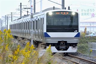 震災と原発事故の影響で不通となっていた、富岡－竜田間の運転を再開したＪＲ常磐線の電車＝２１日午前、福島県富岡町