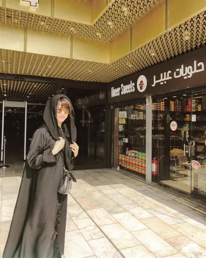 斎賀さん。フライトでサウジアラビア、人生初のアバヤ体験！