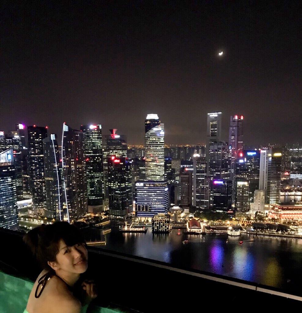 斎賀さん。シンガポールのマリーナベイからの夜景