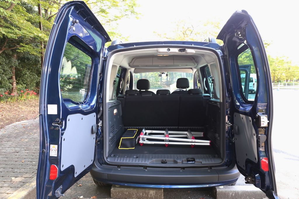 トノボードを外した状態のラゲッジルーム。荷室高１メートル１５センチ、荷室幅は１メートル１２センチもある