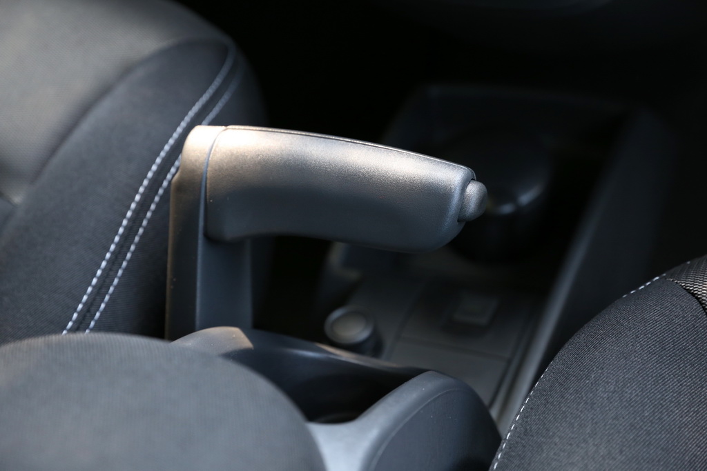 飛行機や船舶のスロットルレバーを思わせるサイドブレーキ